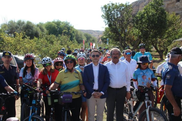 3. Kapadokya Uluslararası Bisiklet Festivali, büyüleyici doğası ve tarihi dokusuyla Avanos’ta coşku dolu bir başlangıç yaptı.