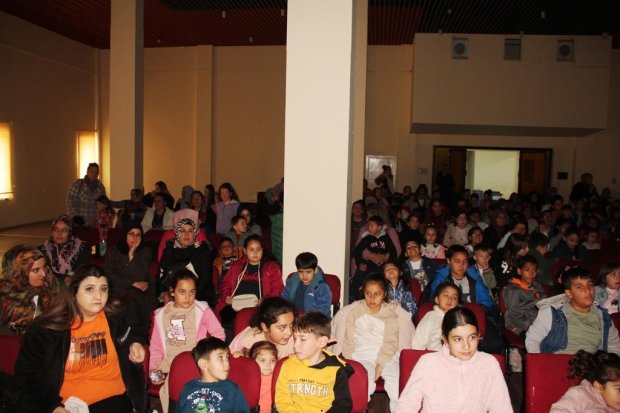 "61. Kütüphane Haftası" etkinlikleri kapsamında düzenlenen animasyon film gösterimi çocukların büyük ilgisi ve yoğun katılımıyla gerçekleştirildi.