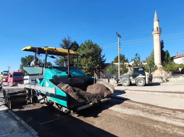Belediye Başkanımız Mustafa Kenan Sarıtaş, Orta Mahalle Atatürk Caddesinde Alaaddin Cami ve Taş Köprü arasında devam eden sıcak asfalt çalışması öncesi zemin hazırlığı çalışmasını yerinde inceledi.