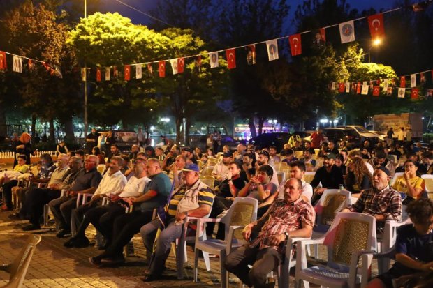 Dev ekranda maçı izleyen yüzlerce vatandaşımız, galibiyetle birlikte büyük bir coşku ve sevinç yaşadı.