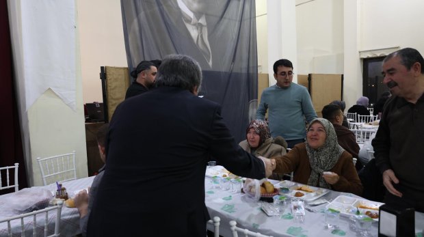 BELEDİYEMİZİN GELENEKSEL İFTAR SOFRASINDA HEMSEHRİLERİMİZ BİR ARADA ORUÇLARINI AÇIYOR