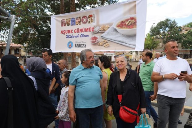Belediye Başkanımız Sayın Mustafa Kenan Sarıtaş, Muharrem Ayı’nın manevi iklimi dolayısıyla Avanos Çarşı Meydanı’nda vatandaşlarımıza aşure ikramında bulundu.