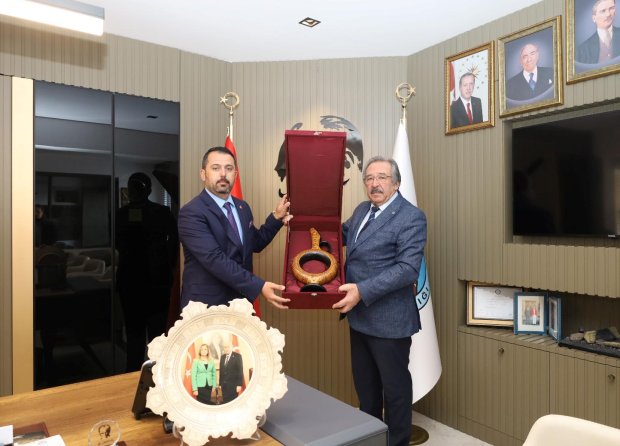Birleşmiş Milletler (BM) Diplomatik Misyon Barış ve Refah Teşkilatı (DMPP) Fahri Büyükelçisi, hemşehrimiz Sn. Orçun Karakaya, Belediye Başkanımız Sn. Mustafa Kenan Sarıtaş'ı makamında ziyaret etti.