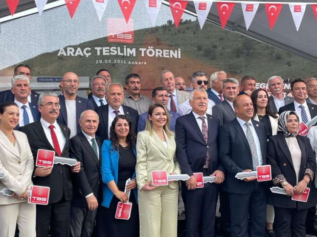 Türkiye Belediyeler Birliği tarafından Belediyemize hibe edilen yeni aracın teslim işlemlerini gerçekleştirmek üzere Belediye Başkanımız Sayın Mustafa Kenan Sarıtaş, araç teslim törenine katıldı.