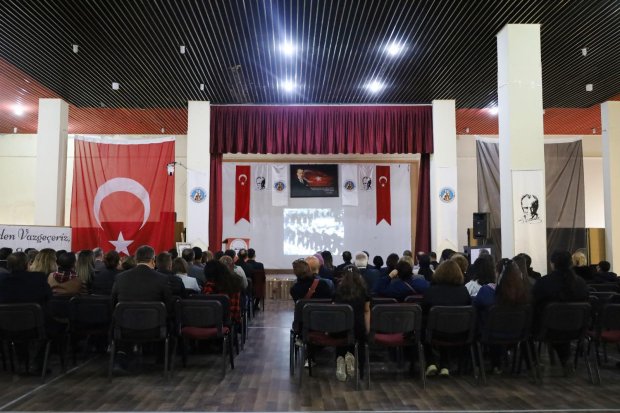 Belediyemiz toplantı salonunda, 10 Kasım Atatürk’ü Anma Günü dolayısıyla anma programı düzenlendi.
