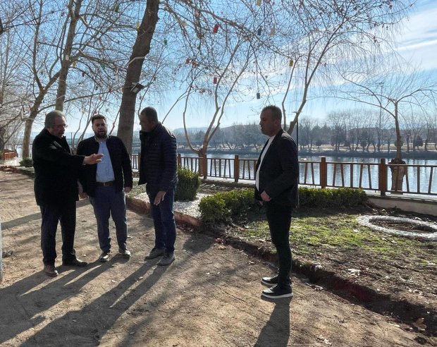 Belediye Başkanımız Sn. Mustafa Kenan Sarıtaş, belediyemize ait Kızılırmak Kafe önünde devam eden peyzaj çalışmalarını yerinde inceledi.
