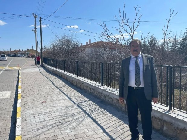 Belediye Başkanımız Sn. Mustafa Kenan Sarıtaş, İnönü caddesi ilerisinden başlayarak Ahmet Ergün İlköğretim Okuluna kadar olan alanda belediyemiz tarafından yaptırılan korkulukların montaj çalışmalarını inceledi.