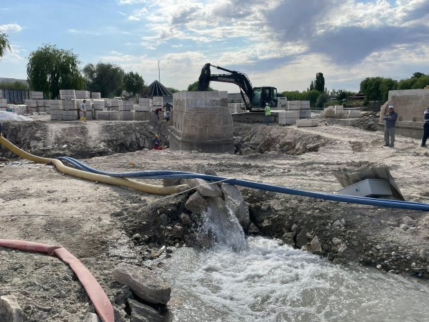 Belediye Başkanımız Tarihi Taş Köprü’müzde devam eden restorasyon çalışmalarını yerinde inceldi.