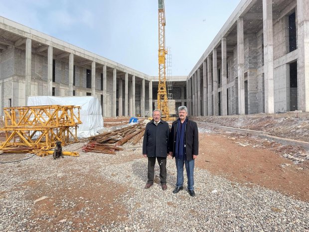 Belediye Başkanımız Sayın Mustafa Kenan Sarıtaş, Milliyetçi Hareket Partisi (MHP) Genel Başkanı Sayın Devlet Bahçeli'nin, Hacıbektaş'ta vakfettiği 6 dönümlük arsada inşa edilen, Horasan Erenleri Hacıbektaş Kültür ve Cemevi Külliyesi inşaatını zi