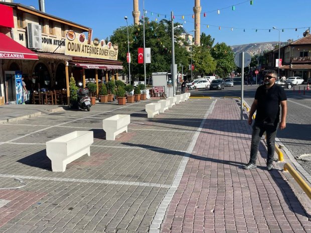 Belediyemizin çarşı merkezinde başlattığı yayalaştırma ve trafiği sınırlandırma çalışmalarının ardından, bölgenin estetik görünümünü de desteklemek üzere çarşı merkezine dekoratif çiçek saksıları temin edilerek yerleştirilmeye başlandı.