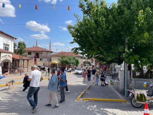 Belediyemiz tarafından çarşı meydanında hayata geçirilen "Araç Park Yoğunluğunu Azaltma ve Yayalaştırma" çalışmaları kapsamında hayata geçirilen duba çalışmaları esnaf ve vatandaşlarımızdan tam not aldı.