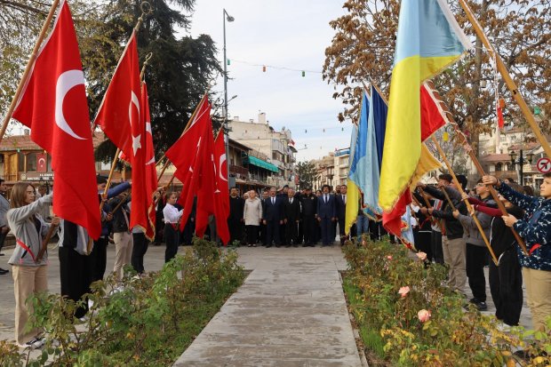 Belediye Başkanımız Sayın Mustafa Kenan Sarıtaş, 24 Kasım Öğretmenler Günü dolayısıyla düzenlenen Çelenk Sunma Törenine katıldı.
