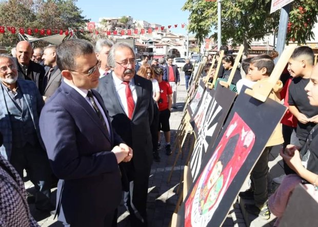 29 Ekim Cumhuriyet Bayramı Dolayısıyla Atatürk Anıtına Çelenk Sunumu Yapıldı