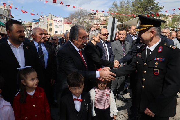 23 NİSAN ULUSAL EGEMENLİK VE ÇOCUK BAYRAMI DOLAYISIYLA ÇELENK TÖRENİ DÜZENLENDİ