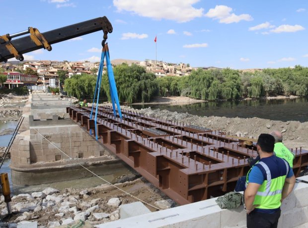 Tarihi Taş Köprü’müze Kavuşmaya Az kaldı! Tarihi Taş Köprü’müzün Çelik Bağlantılarının Montajına Başlandı.