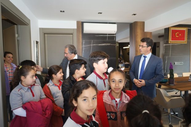 Alaeddin İlköğretim Okulu öğrencileri, Belediye Başkanımız Sn. Mustafa Kenan Sarıtaş’ı ziyaret ettiler.