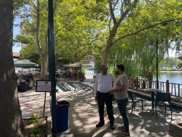 Belediyemiz Sosyal Tesislerinde, vatandaşlarımızın açık alanda daha konforlu, rahat ve estetik bir ortamda vakit geçirebilmeleri için pergola tente kapama çalışmaları sürdürülmektedir.