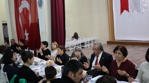 BELEDİYEMİZİN GELENEKSEL İFTAR SOFRASINDA HEMSEHRİLERİMİZ BİR ARADA ORUÇLARINI AÇIYOR