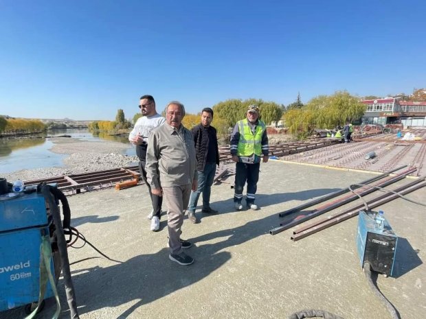 Belediye Başkanımız Mustafa Kenan Sarıtaş, tadilat çalışması hızlı bir şekilde devam eden Tarihi Taş Köprümüzde kaldırım ahşap kaplama ve beton çalışmalarını yerinde inceledi.