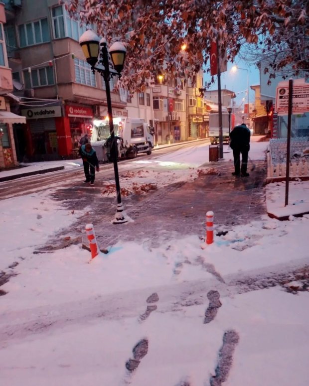 Gece saatlerinden itibaren başlayan kar yağışı ile birlikte belediye ekiplerimiz tuzlama, kar küreme ve kaldırım temizliği çalışmaları yaparak yolları açtı.