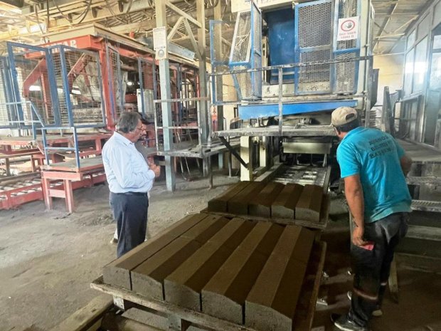 Kilit parke ve bordür üretim tesisimizde çalışmalar tüm hızıyla sürüyor. Belediye Başkanımız Sayın Mustafa Kenan Sarıtaş, tesisimizde devam eden üretim faaliyetlerini yerinde inceledi.