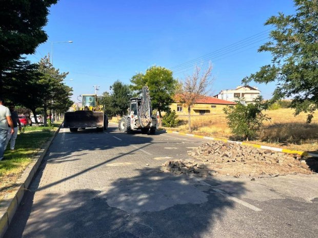 Belediye Başkanımız Sayın Mustafa Kenan Sarıtaş, İnönü Caddesi’nde sıcak asfalt çalışmalarının startını verdi.