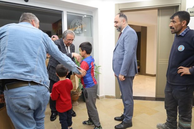 Belediye Başkanımız Sn. Mustafa Kenan Sarıtaş, Ramazan Bayramı dolayısı ile belediye binasında ve diğer hizmet birimlerinde görev yapan personellerimizle bayramlaştı.