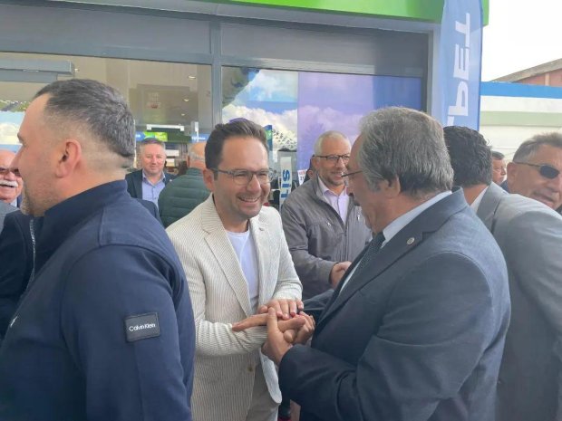 Belediye Başkanımız Mustafa Kenan SARITAŞ, Ankara - Kayseri yolu üzeri Çalış Kasabamızda faaliyete başlayan Azimli Petrol isimli işyerinin açılış törenine katıldı.