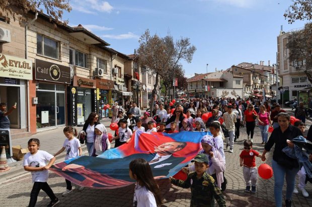 Avanos’ta 23 Nisan Ulusal Egemenlik ve Çocuk Bayramı, Çelenk Sunumu ve Kortej Yürüyüşü ile Başladı