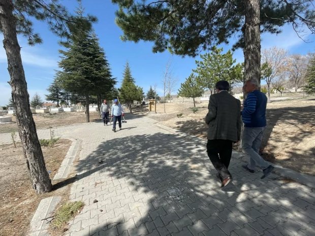 Belediyemiz tarafından Ramazan Bayramı öncesinde mezarlıkta bakım ve temizlik çalışmaları başlatıldı.