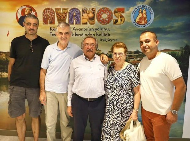 Gurbetçi Hemşehrimiz Nejdet Güner eşi Hatice Güner ve oğlu Hakan Güner ile beraber Belediye Başkanımız Mustafa Kenan Sarıtaş'ı makamında ziyaret ettiler,