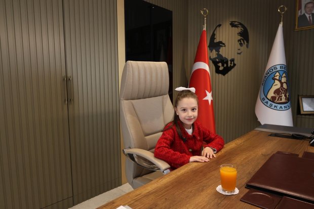 BELEDİYE BAŞKANIMIZ BAŞKANLIK KOLTUĞUNU ÇOCUKLARA DEVRETTİ