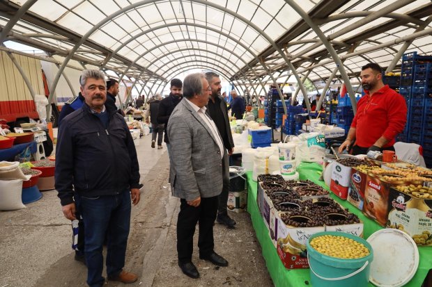 Belediye Başkanımız Sayın Mustafa Kenan Sarıtaş, Cuma günü pazaryerini ziyaret ederek esnaflarımızla ve hemşehrilerimizle tek tek sohbet etti.