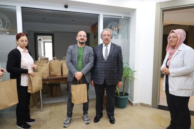 Belediye Başkanımız Sn. Mustafa Kenan Sarıtaş, Ramazan Bayramı dolayısı ile belediye binasında ve diğer hizmet birimlerinde görev yapan personellerimizle bayramlaştı.