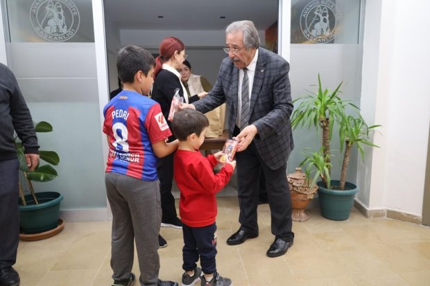 Belediye Başkanımız Sn. Mustafa Kenan Sarıtaş, Ramazan Bayramı dolayısı ile belediye binasında ve diğer hizmet birimlerinde görev yapan personellerimizle bayramlaştı.