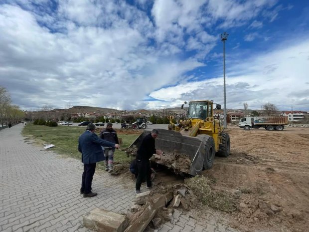 Kızılırmak kenarında, Karşıbağ girişinde atıl durumda bulunan boş arazi, taş döşenerek halkımızın hizmetine otopark olarak sunulmak üzere düzenleme çalışmaları başlatıldı.