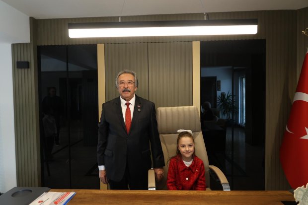 BELEDİYE BAŞKANIMIZ BAŞKANLIK KOLTUĞUNU ÇOCUKLARA DEVRETTİ