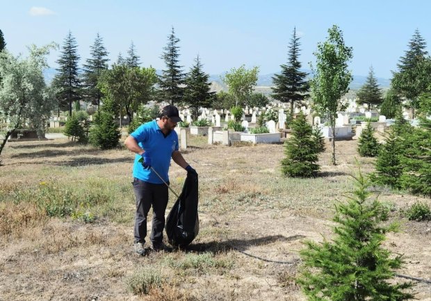 Mezarlıkta Temizlik Çalışmaları Gerçekleştirildi