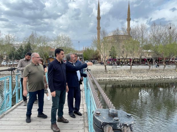 Kızılırmak yatağında iş makineleri ile gerçekleştirilecek olan ıslah çalışmalarıyla birlikte nehir yatağı temizlenerek, görüntü kirliliği de ortadan kaldırılacak.