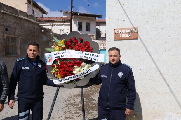 Belediyemiz tarafından değerli sanatçımız Edip Akbayram’ın evinin önüne kadar yürüyüş düzenlenerek karanfil ve çelenk bırakıldı.