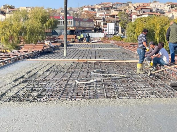 Tarihi Taş Köprüde Çelik Konstrüksiyon Üstüne Beton Atma ve Yürüyüş Yoluna Döşenecek Kereste Çalışması Yapılıyor