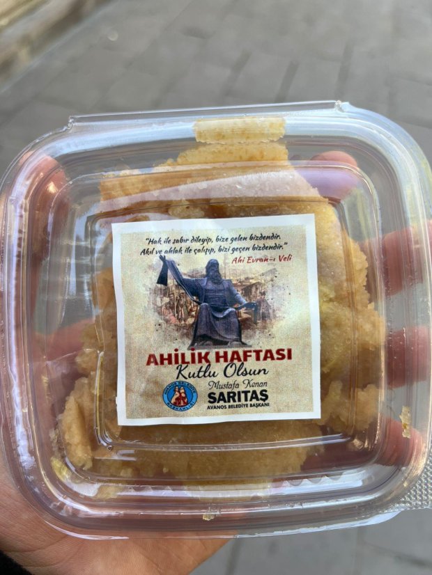 Belediye Başkanımız Sayın Mustafa Kenan Sarıtaş'ın Ahilik Haftası dolayısıyla, belediyemiz aşevinde hazırlattığı helvalar Şehit Şevket Tekin Merkez Camii çıkışında hemşehrilerimize ikram edildi.
