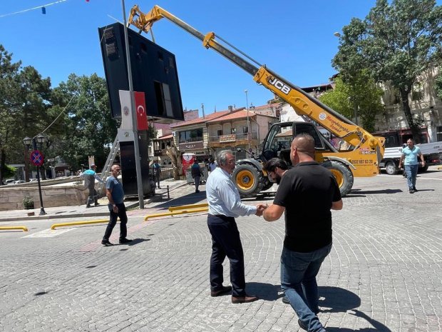 Çarşı Meydanındaki Ekonomik Ömrünü Dolduran Arızalı LED Dev Ekran Panel Sökülerek Görüntü Kirliliği Ortadan Kaldırıldı