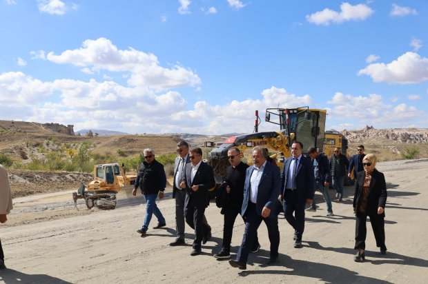 Çevre, Şehircilik ve İklim Değişikliği Bakanlığı Türkiye Çevre Ajansı ve Sıfır Atık Yönetim Direktörü Sayın Tuğrul Çamaş ile birlikte Belediye Başkanımız Sayın Mustafa Kenan Sarıtaş Avanos Çavuşin ve ve Zelve Paşabağları güzergahında devam eden asfalt ve