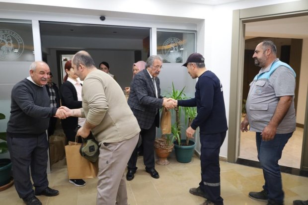 Belediye Başkanımız Sn. Mustafa Kenan Sarıtaş, Ramazan Bayramı dolayısı ile belediye binasında ve diğer hizmet birimlerinde görev yapan personellerimizle bayramlaştı.