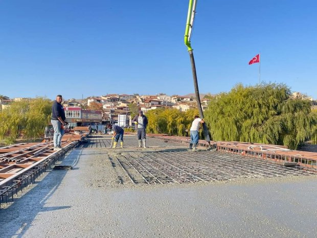 Tarihi Taş Köprüde Çelik Konstrüksiyon Üstüne Beton Atma ve Yürüyüş Yoluna Döşenecek Kereste Çalışması Yapılıyor