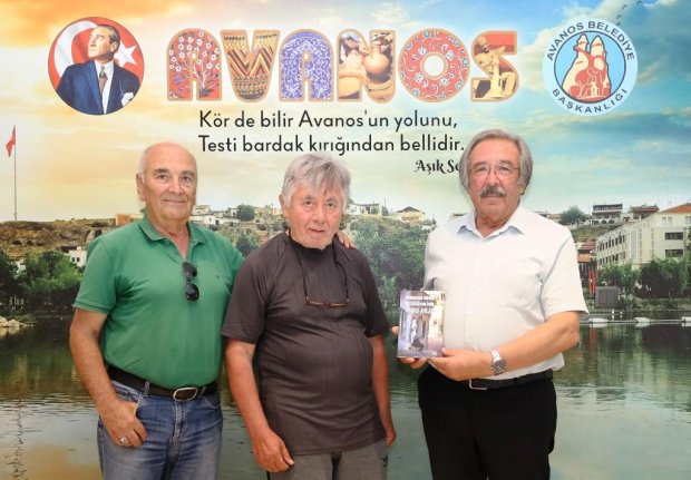 Avanos’un gönüllü tanıtım elçileri, kıymetli hemşehrilerimiz Sofa Hotel sahibi Sayın Muharrem Gürdal ve Fotoğraf Sanatçısı Sayın Mustafa Taşkın, Belediye Başkanımız Sayın Mustafa Kenan Sarıtaş’ı ziyaret ettiler.