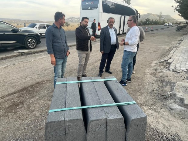 Belediye Başkanımız Sayın Mustafa Kenan Sarıtaş, Nevşehir Vali Yardımcısı ve İl Özel İdaresi Genel Sekreteri Sayın Hüseyin Çam ile Avanos–Çavuşin güzergahında yapımı devam eden bisiklet yolu ve parkuru çalışmalarını sahada inceledi.