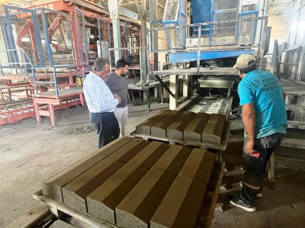 Kilit parke ve bordür üretim tesisimizde çalışmalar tüm hızıyla sürüyor. Belediye Başkanımız Sayın Mustafa Kenan Sarıtaş, tesisimizde devam eden üretim faaliyetlerini yerinde inceledi.