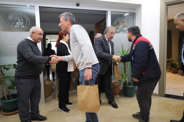 Belediye Başkanımız Sn. Mustafa Kenan Sarıtaş, Ramazan Bayramı dolayısı ile belediye binasında ve diğer hizmet birimlerinde görev yapan personellerimizle bayramlaştı.